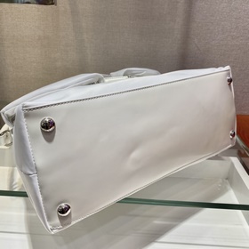 Сумка Prada Артикул： 1BC160 Этот минималистичный нейлоновый чемо
