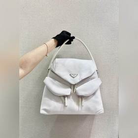 Сумка Prada Артикул： 1BC160 Этот минималистичный нейлоновый чемо