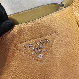 Prada  Сумка для продуктов Новая модель сумка-ведро Артикул： 1BC