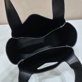 Prada  Сумка для продуктов Новая модель сумка-ведро Артикул： 1BG