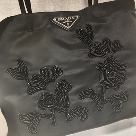PRADA Ограниченная серия сумок с вышитыми бусинами. Новая модель
