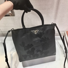 PRADA Ограниченная серия сумок с вышитыми бусинами. Новая модель