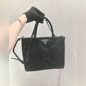 PRADA Ограниченная серия сумок с вышитыми бусинами. Новая модель