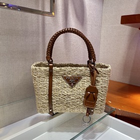 Сумка PRADA из соломы изготовлена из высококачественного и модног