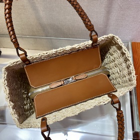 Сумка PRADA из соломы изготовлена из высококачественного и модног