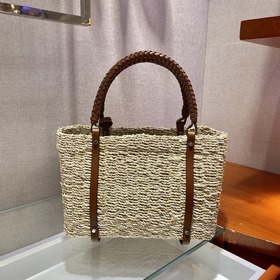 Сумка PRADA из соломы изготовлена из высококачественного и модног