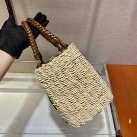 Сумка PRADA из соломы изготовлена из высококачественного и модног