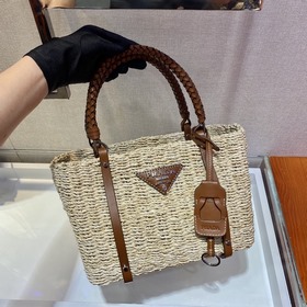 Сумка PRADA из соломы изготовлена из высококачественного и модног