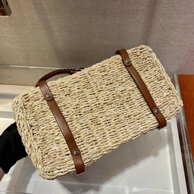 Сумка PRADA из соломы изготовлена из высококачественного и модног