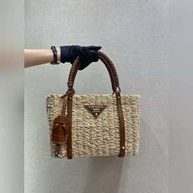 Сумка PRADA из соломы изготовлена из высококачественного и модног