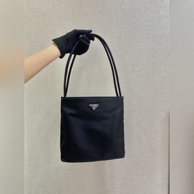 Prada Сумка-тоут Эта сумка-тоут из импортного нейлона с внутренн
