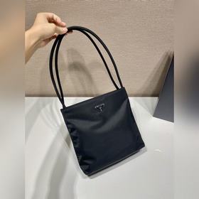 Prada Сумка-тоут Эта сумка-тоут из импортного нейлона с внутренн