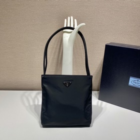 Prada Сумка-тоут Эта сумка-тоут из импортного нейлона с внутренн