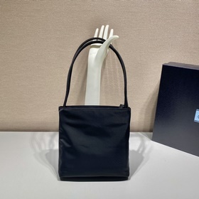 Prada Сумка-тоут Эта сумка-тоут из импортного нейлона с внутренн