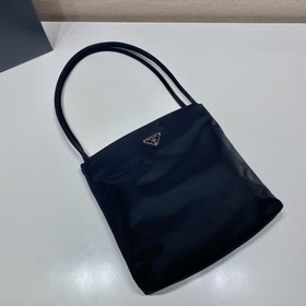 Prada Сумка-тоут Эта сумка-тоут из импортного нейлона с внутренн