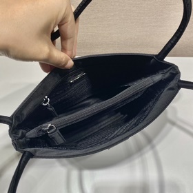 Prada Сумка-тоут Эта сумка-тоут из импортного нейлона с внутренн