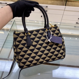 Prada Сумка из вышитого материала Артикул： 1BA863 Сумка-киллер Э
