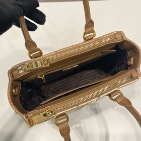 Prada Сумка из ткани с вышивкой Артикул： 1BA906 Мини-сумка Kille