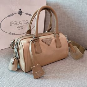 Prada  Новейшая сумка-подушка Boston 3 в 1 Артикул： 1BB846 Клас