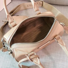 Prada  Новейшая сумка-подушка Boston 3 в 1 Артикул： 1BB846 Клас
