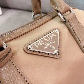 Prada  Новейшая сумка-подушка Boston 3 в 1 Артикул： 1BB846 Клас