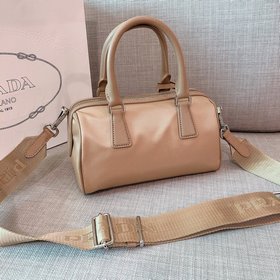 Prada  Новейшая сумка-подушка Boston 3 в 1 Артикул： 1BB846 Клас