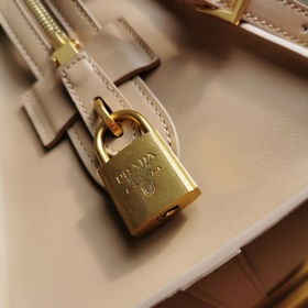 Сумка Prada из кожи Saffiano и телячьей кожи Кожа Двойные ручки 