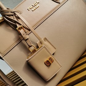 Сумка Prada из кожи Saffiano и телячьей кожи Кожа Двойные ручки 