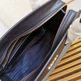 Сумка Prada из кожи Saffiano и телячьей кожи Двойные ручкиз кожи