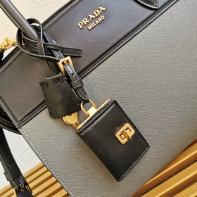 Сумка Prada из кожи Saffiano и телячьей кожи Двойные ручкиз кожи
