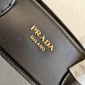 Сумка Prada из кожи Saffiano и телячьей кожи Двойные ручкиз кожи
