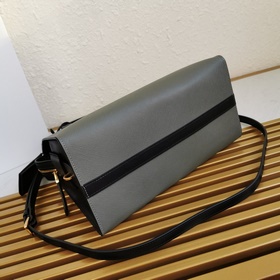 Сумка Prada из кожи Saffiano и телячьей кожи Двойные ручкиз кожи