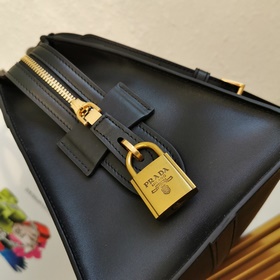 Сумка Prada из кожи Saffiano и телячьей кожи Кожа Двойные ручки 