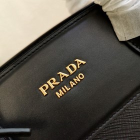 Сумка Prada из кожи Saffiano и телячьей кожи Кожа Двойные ручки 