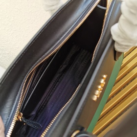 Сумка Prada из кожи Saffiano и телячьей кожи Кожа Двойные ручки 