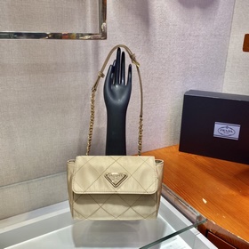 Prada Подержанная сумка через плечо Модель： 1BD622 Эта б/у сумка