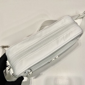 Prada Новая модель «три в одном» Артикул： 1BC167 Эта прямоугольн