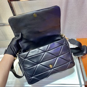 Prada Новая модель «три в одном» Артикул： 1BD291 Большая сумка и
