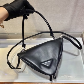 Prada Новая женская сумка Модель： 1BA315 Эта уникальная сумка из