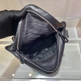Prada Новая женская сумка Модель： 1BA315 Эта уникальная сумка из