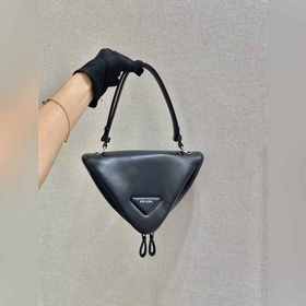 Prada Новая женская сумка Модель： 1BA315 Эта уникальная сумка из