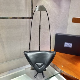 Prada Новая женская сумка Модель： 1BA315 Эта уникальная сумка из