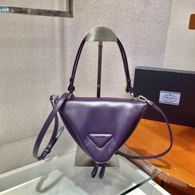 Prada Новая женская сумка Модель： 1BA315 Эта уникальная сумка из