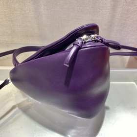 Prada Новая женская сумка Модель： 1BA315 Эта уникальная сумка из