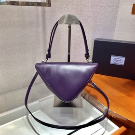 Prada Новая женская сумка Модель： 1BA315 Эта уникальная сумка из