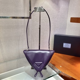 Prada Новая женская сумка Модель： 1BA315 Эта уникальная сумка из