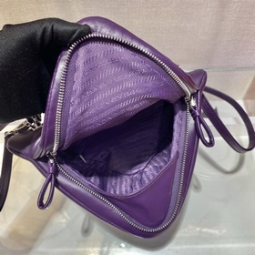 Prada Новая женская сумка Модель： 1BA315 Эта уникальная сумка из