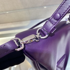 Prada Новая женская сумка Модель： 1BA315 Эта уникальная сумка из