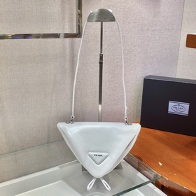 Prada Новая женская сумка Модель： 1BA315 Эта уникальная сумка из