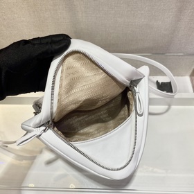 Prada Новая женская сумка Модель： 1BA315 Эта уникальная сумка из